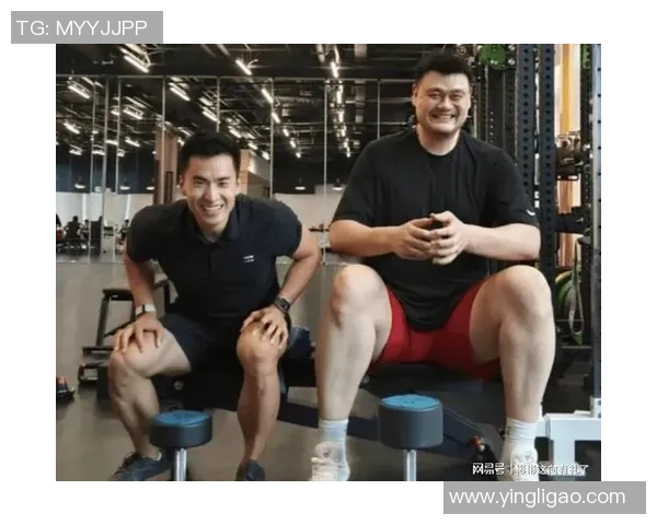 姚明坐着的优雅瞬间展现了巨人柔情与力量的完美结合