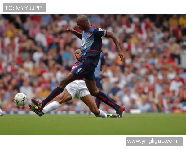 世界杯激战阿森纳与曼联握手言和争议判罚引发全场热议