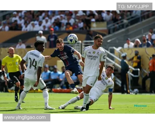 足总杯决赛：皇马狂胜巴萨五球大捷引发全场震动